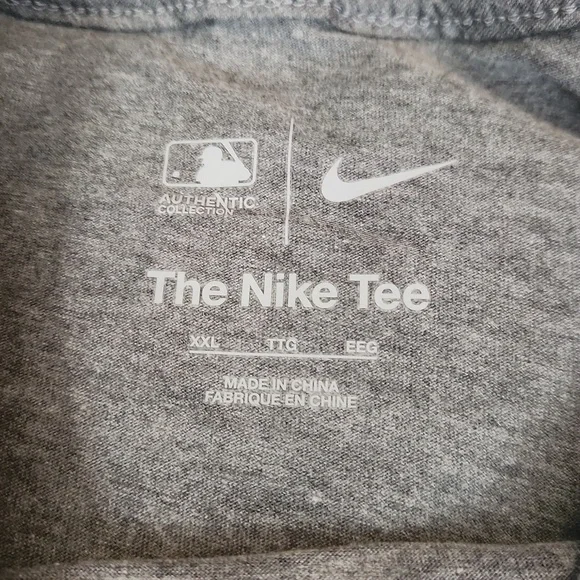 The NIKE Tee Shirt Oakland A's Oversized Gray Graphic Tshirt - Picture 3 of 4